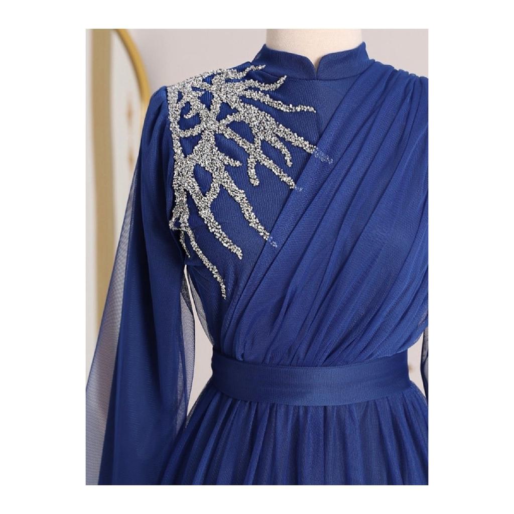 Вечернее платье из тюля с драпировкой и поясом, с каменной отделкой спереди