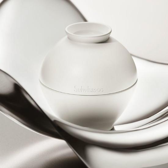 Sulwhasoo Крем для кожи вокруг глаз The Ultimate S 20 мл + случайный образец 6 шт.