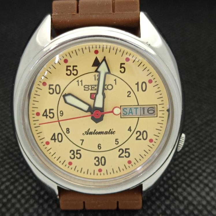 Б/У РЕДКИЕ ВИНТАЖНЫЕ SEIKO 5 AUTO 7019A ЯПОНИЯ МУЖСКИЕ ЧАСЫ С КРЕМАТЫМ ЦИФЕРБЛАТОМ 621a-a413409-2