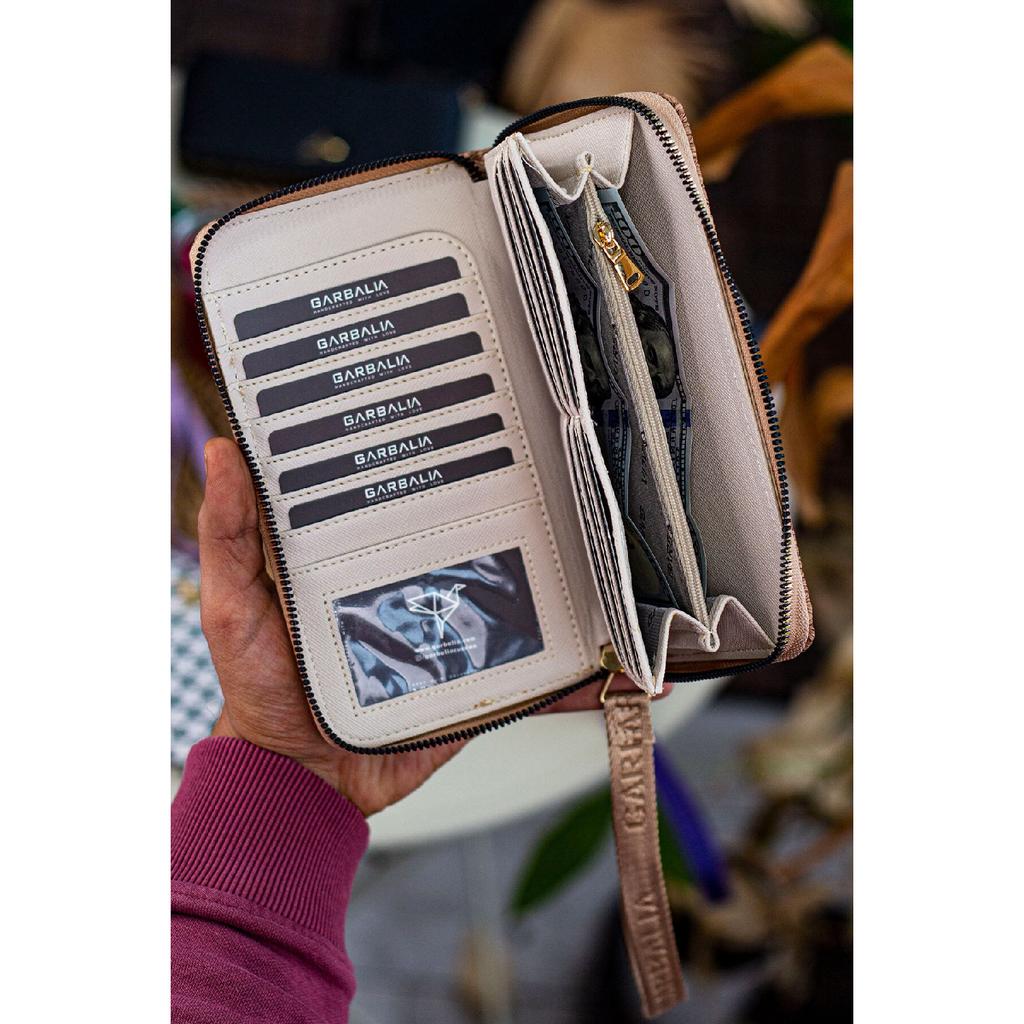 Tilburg Кошелек-портфель с ручкой на запястье и соломенным узором сливово-фиолетового цвета с большим количеством визитниц