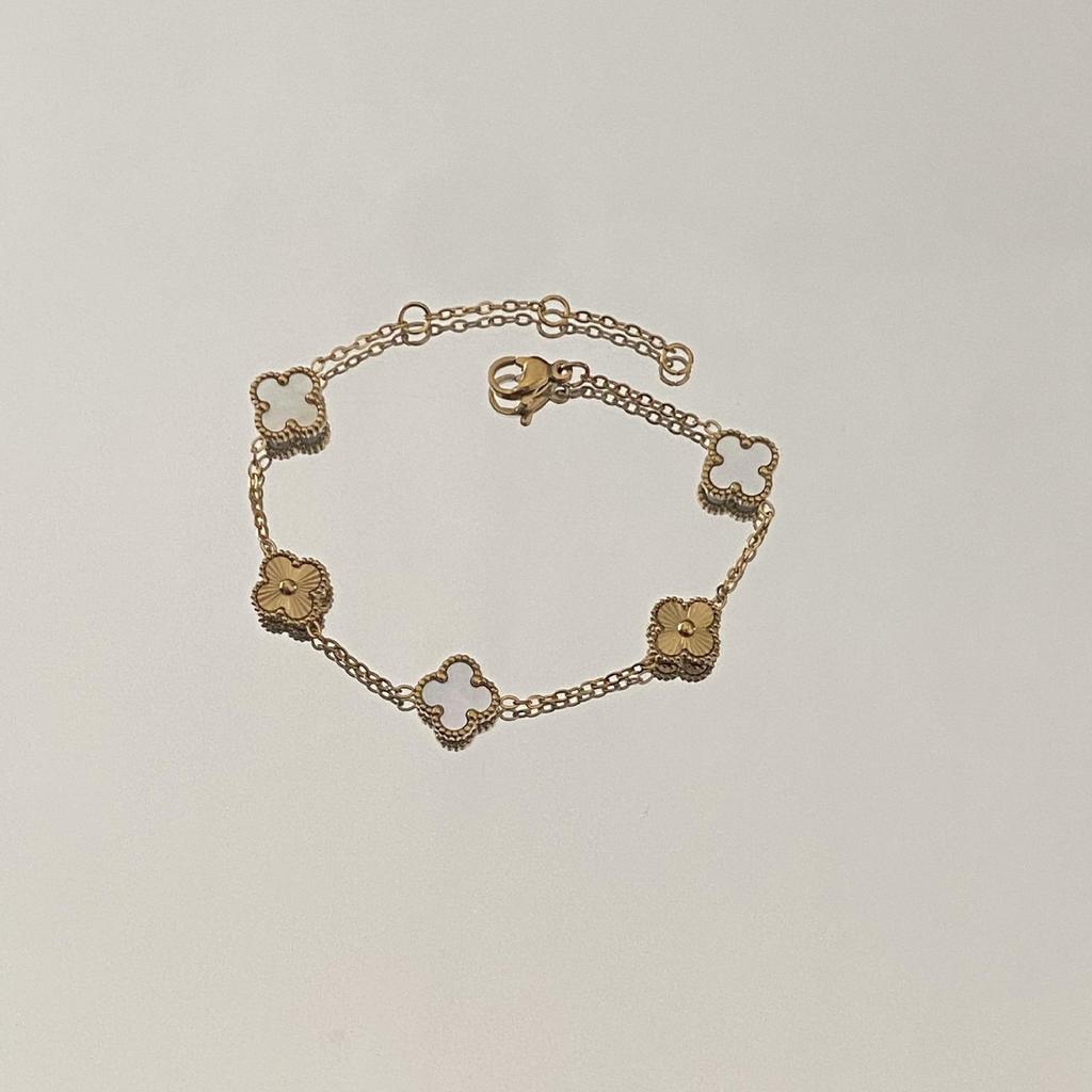 Женский универсальный браслет из титановой стали с четырехлистным клевером - Моющийся, Не выцветающий, Роскошный аксессуар для рук в европейском и американском тренде