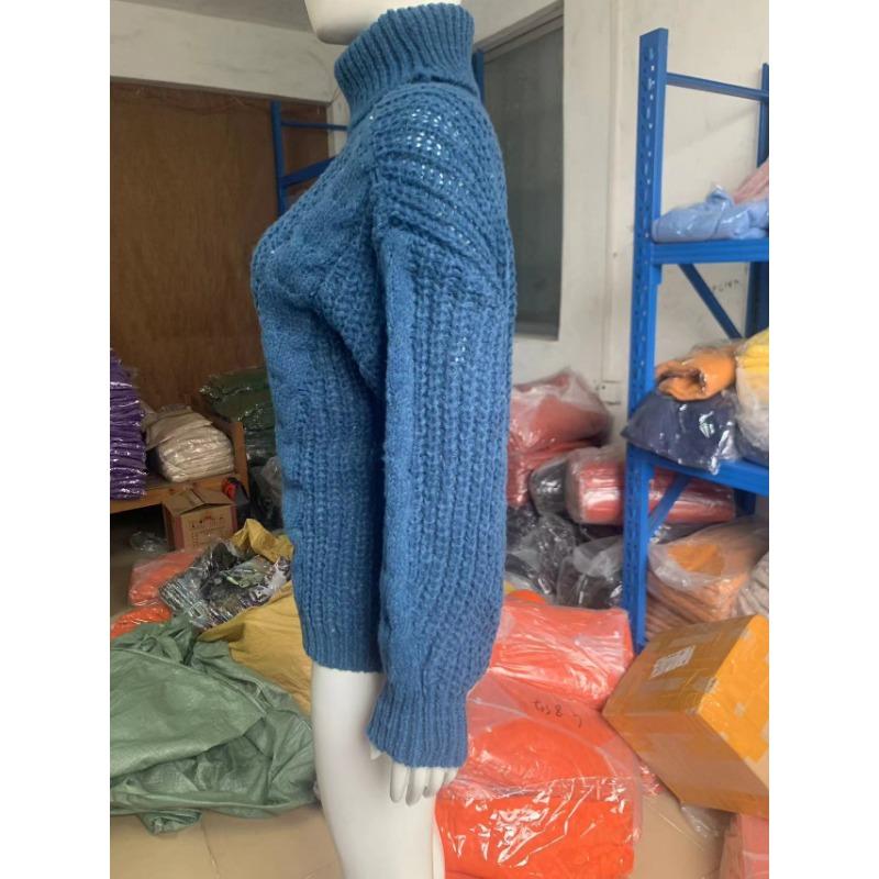 Женский однотонный вязаный свитер с высоким воротом