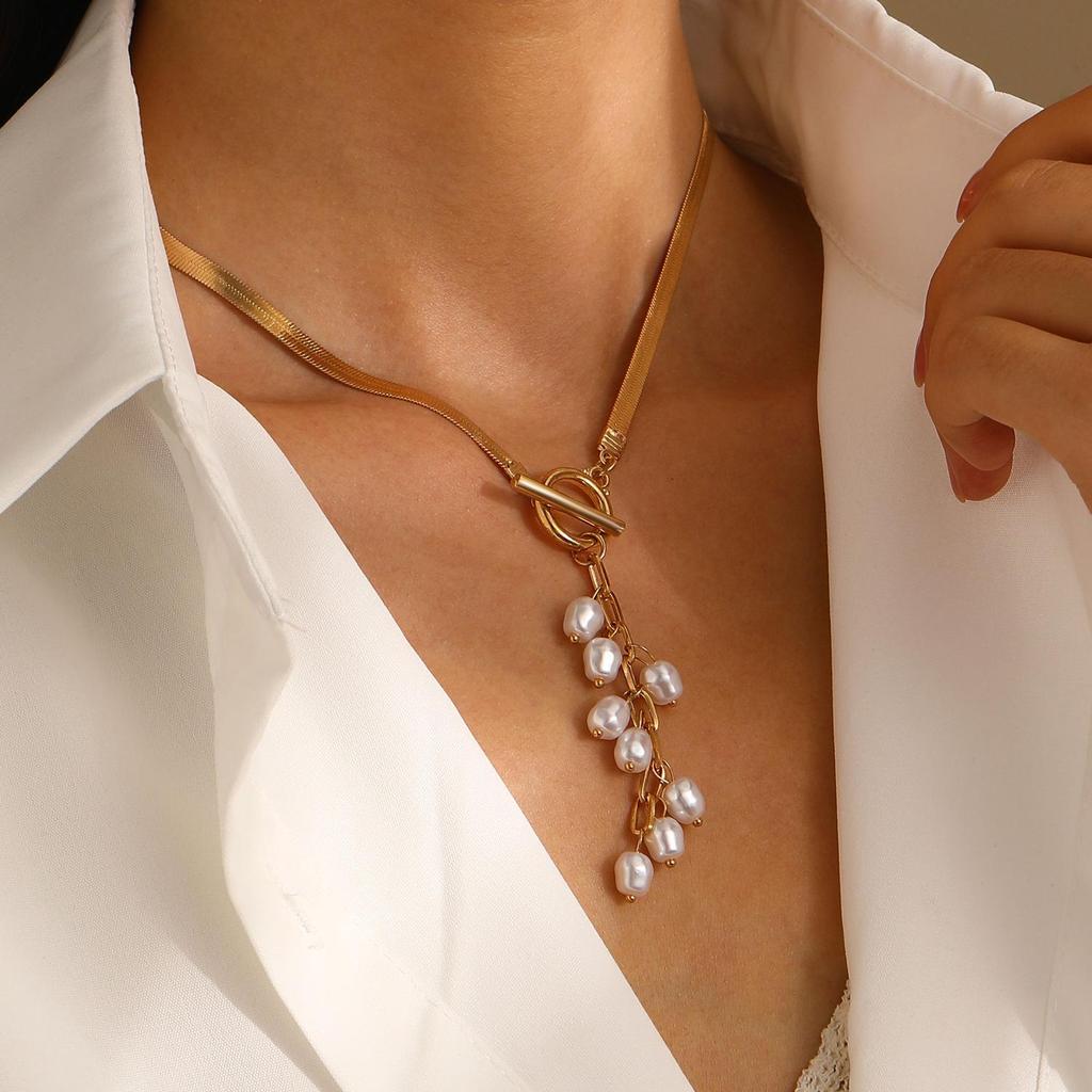 Baroque Court Retro Style Imitation Pearl Tassel Necklace Geometric Flat Snake Bone Necklace Pendant