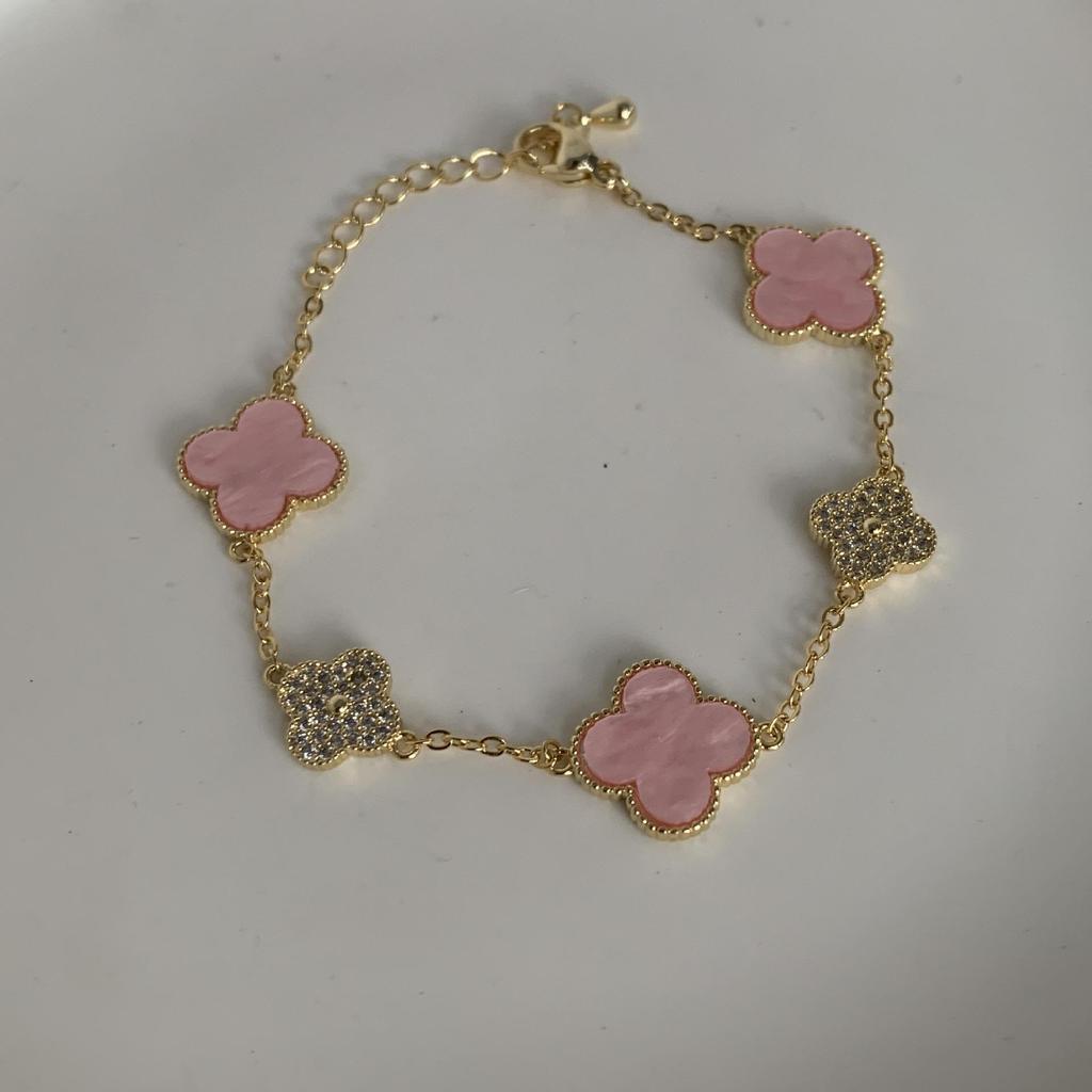 Модный и минималистичный розовый браслет с четырьмя листочками клевера с высококачественной текстурой и универсальным браслетом с бриллиантами для вечеринок.