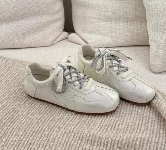 Версия из коровьей кожи~ 5 см маленький человек увеличение внутренней высоты черные немецкие тренировочные туфли женские 2025 новая цветовая гамма мягкая подошва повседневные белые туфли