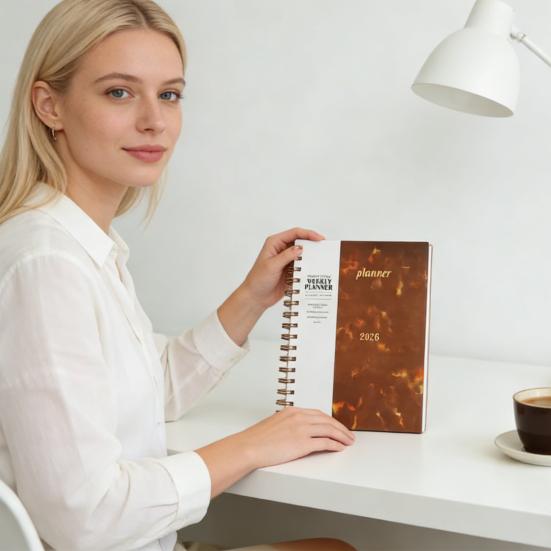 Большой блокнот-планер на спирали на 2026 год с полностраничным еженедельным и ежемесячным разворотом, органайзер на 15 месяцев учебного года, твердая обложка, профессиональный офисный планер.