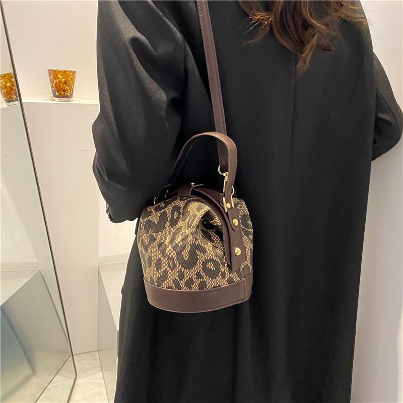 Женская сумка-цилиндр, новый дизайн, буквенный принт, широкий ремешок, мини-сумка через плечо, хит-цвет, сумка-ведро из искусственной нити в стиле пэчворк