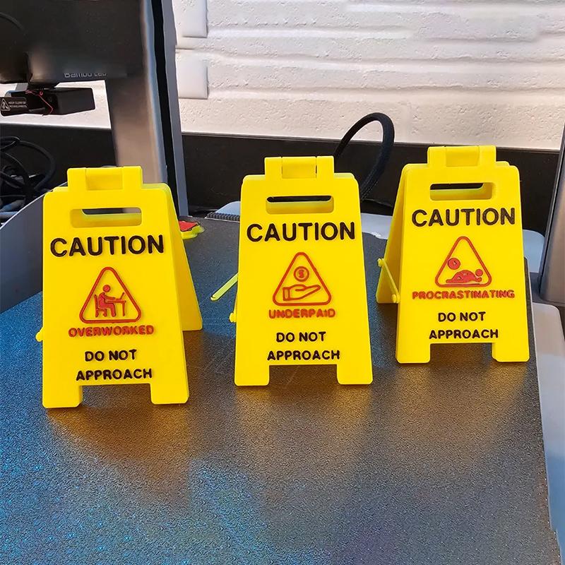 Осторожно Перестимулирован Настольная табличка Напечатано на 3D принтере Офисный стол Осторожно Переработан Не приближаться Предупреждающий знак Юмор Настольное украшение