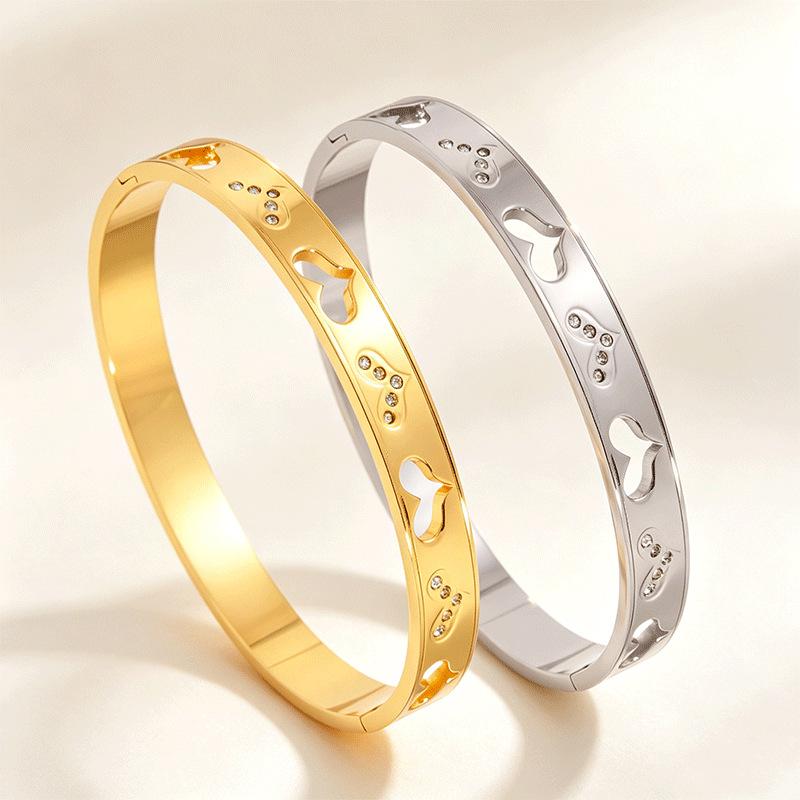 Non-fading titanium steel heart bracelet, simple and versatile couple clasp bracelet, women's high-end stainless steel jewelry