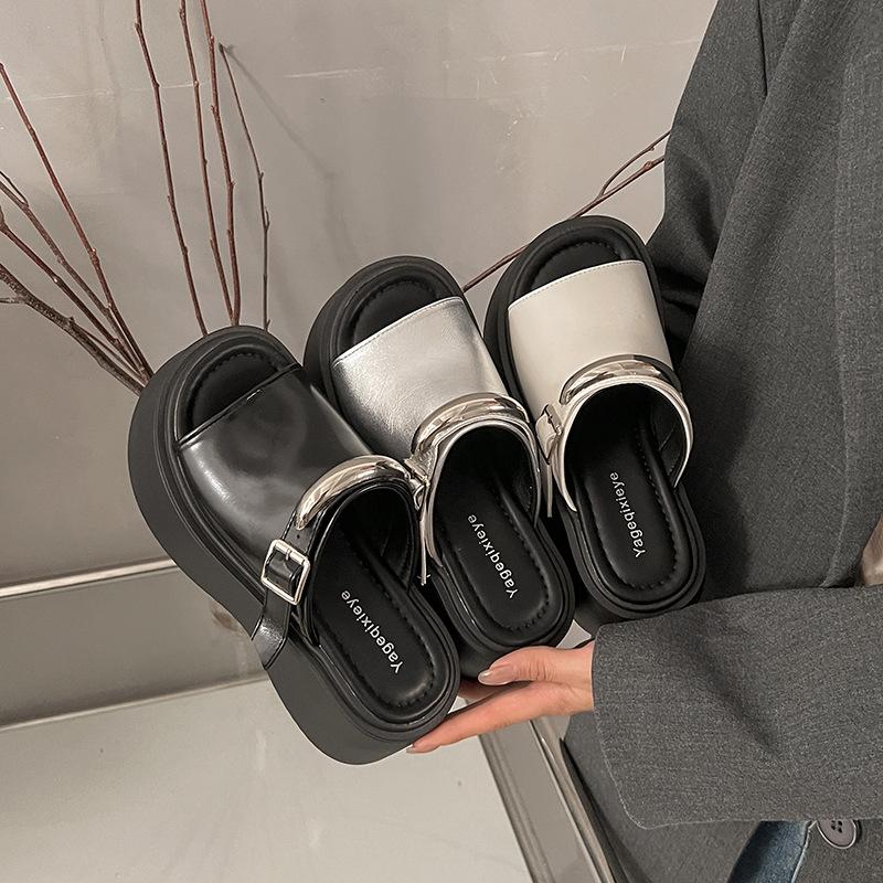 Маленькие прохладные тапочки на толстой подошве для женской уличной обуви 2025 лето новые сандалии на высоком каблуке с металлической пряжкой высокого класса и легкой подошвой для женщин