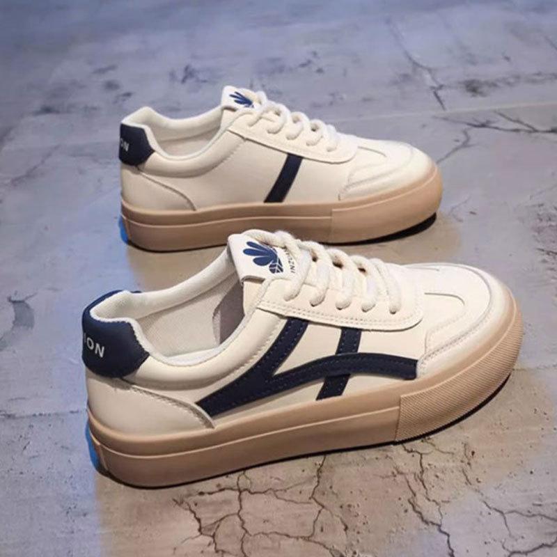 Маленькие белые туфли женские 2025 новая осень на плоской подошве повседневные спортивные кеды на платформе студенческие туфли для строевой подготовки популярные одинарные туфли