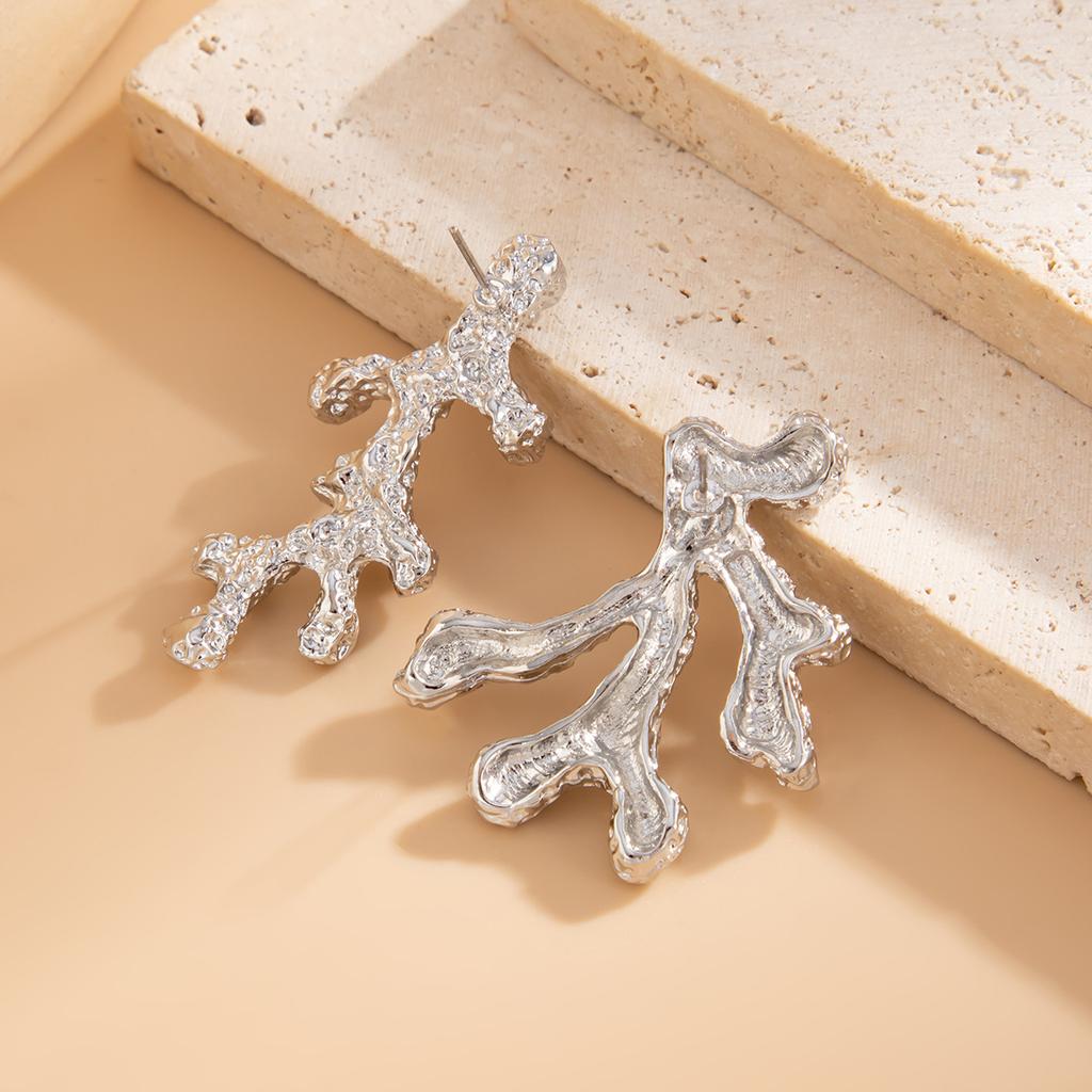 Преувеличенные серьги-пусеты в виде неровных плиссированных лепестков, креативные металлические серьги-ветви, геометрические серьги с жемчугом