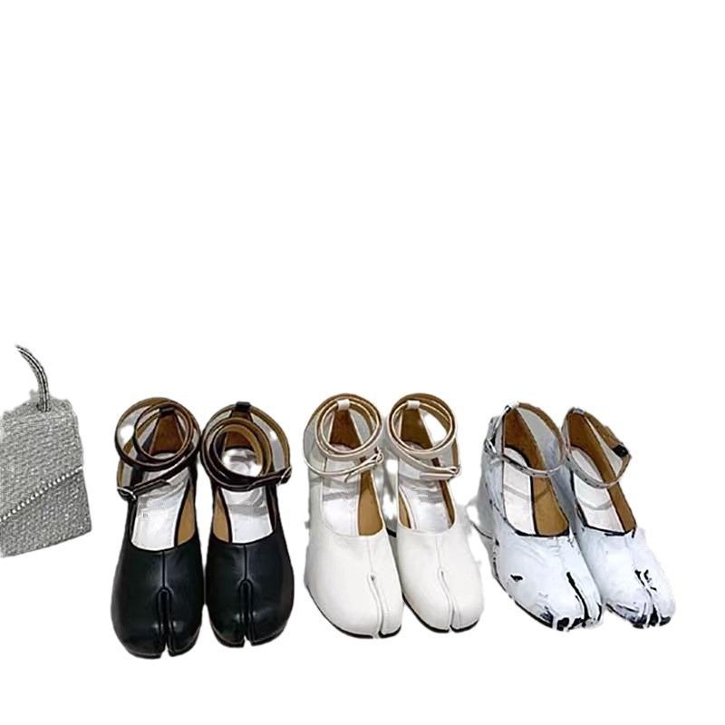 Fashion Cylindrical Heel Tabi Pumps Front Buckle High Heels Novel Design Split Toe Leather Shoes Custom Multi-Color Women Handmade Shoes