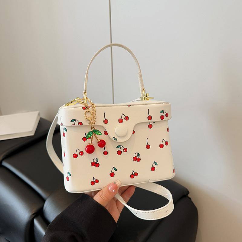 Летняя Новая Квадратная Сумка Кроссбоди для Женщин Милая Сумка с Пряжкой в Виде Вишни Универсальная для Поездок Одноплечевая Сумка CLE