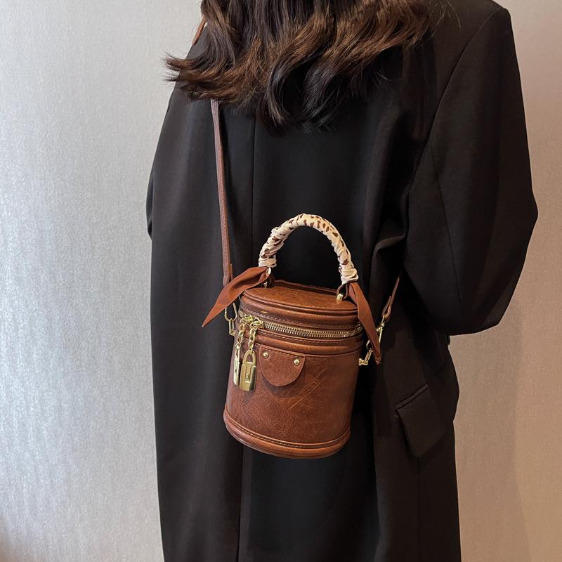 This Year's Popular Super Popular Niche Bags 2025 Autumn and Winter New Women's Bags Messenger Bags Portable Bucket Bags