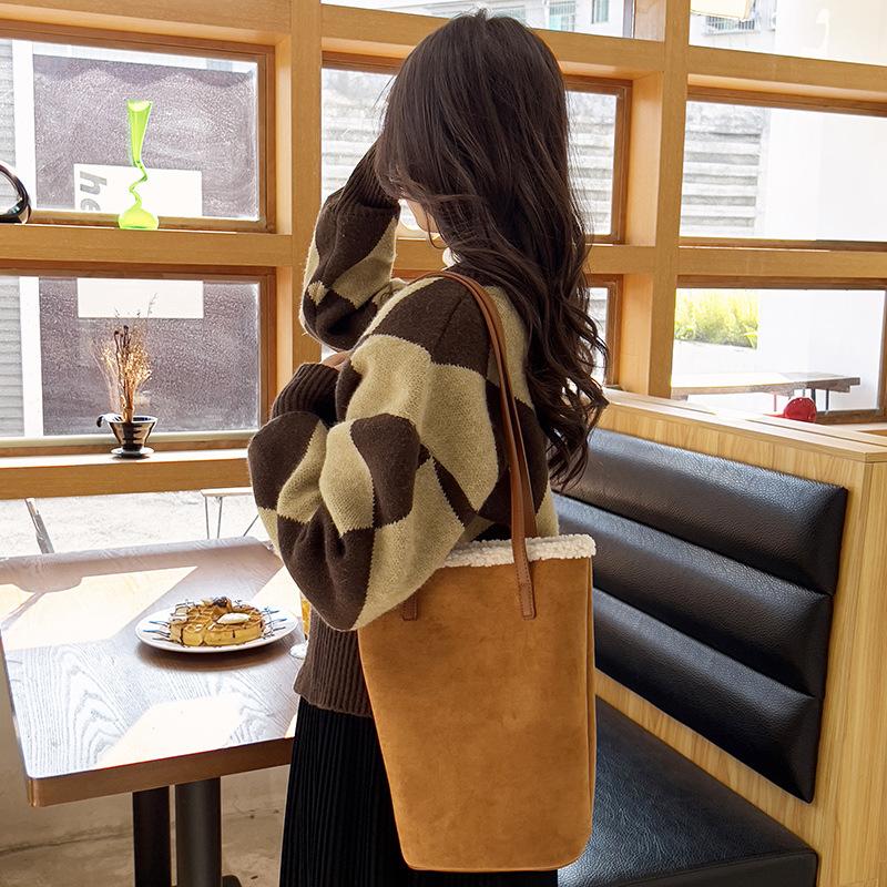 2024 Spring/Summer New High-End Lambswool Bag, Vintage Bucket Bag, Versatile and Easy to Match, Handheld Shoulder Underarm Bag