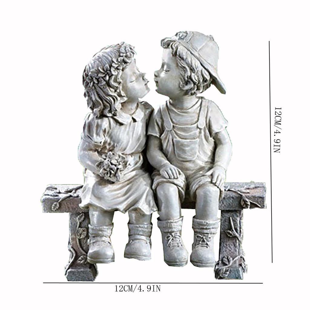 Мальчик и девочка целуют воспоминания дома статуя украшения украшения