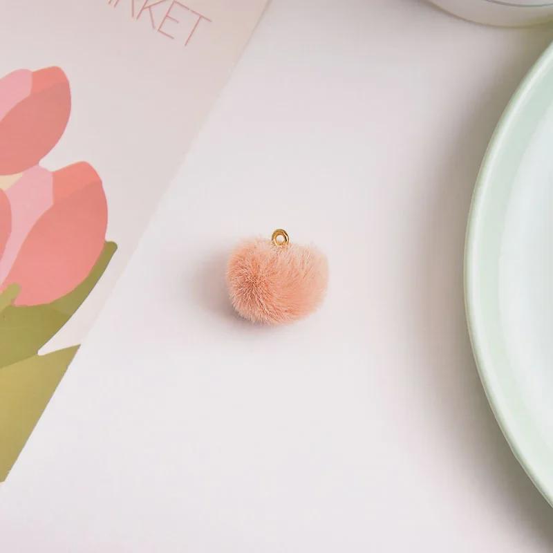 Брелок для ключей в виде разноцветного плюшевого шарика с молочным кулоном, абажуром в виде макарон и вращающейся пряжкой.