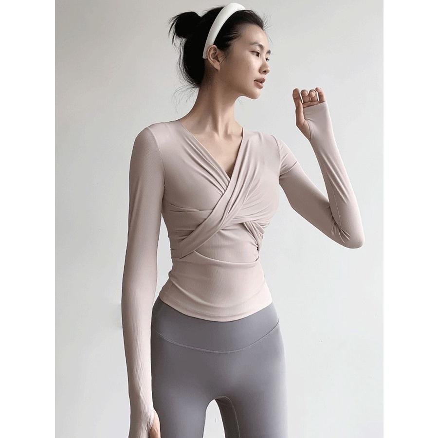 Одежда для йоги телесного цвета. Футболка с длинными рукавами. Топ. Осенняя одежда для занятий классическими танцами. Облегающая одежда с тонким V-образным вырезом. Одежда для спорта и фитнеса.