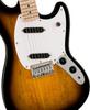 Squier от Fender Squier Электрогитара Maple White с звукоснимателями Soft Sonic™ Mustang®, Гриф, Пикгард, 2-цветный Sunburst, Чехол.