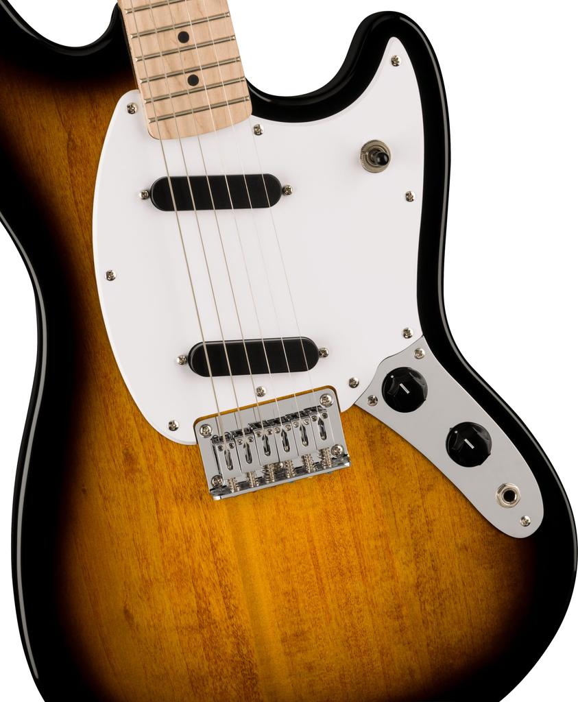 Squier от Fender Squier Электрогитара Maple White с звукоснимателями Soft Sonic™ Mustang®, Гриф, Пикгард, 2-цветный Sunburst, Чехол.