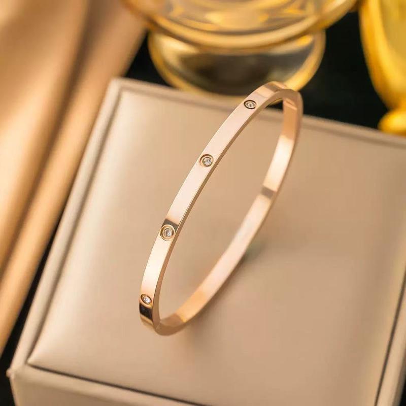 Stainless Steel Women's Bracelet with Diamonds and Four-Leaf Clover Studs - Non-fading, Cross-border Design.