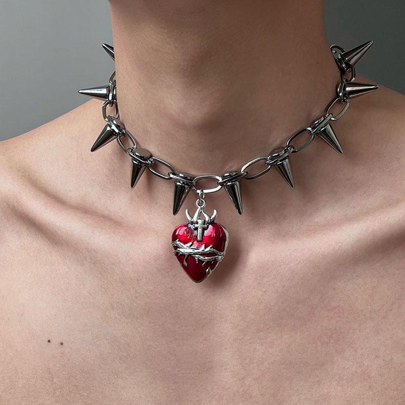 Y2K Heart Rivet Necklace Gothic Punk Style Heart Pendant Necklace for Men Women Exaggerate Jewelry Accessories Gifts