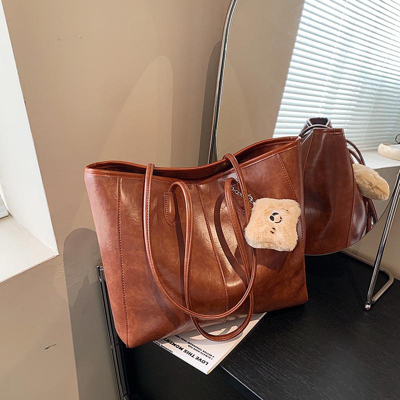Ретро сумка большой вместимости женская 2025 новая корейская универсальная простая сумка-тоут для поездок на работу, на плечо, под мышку