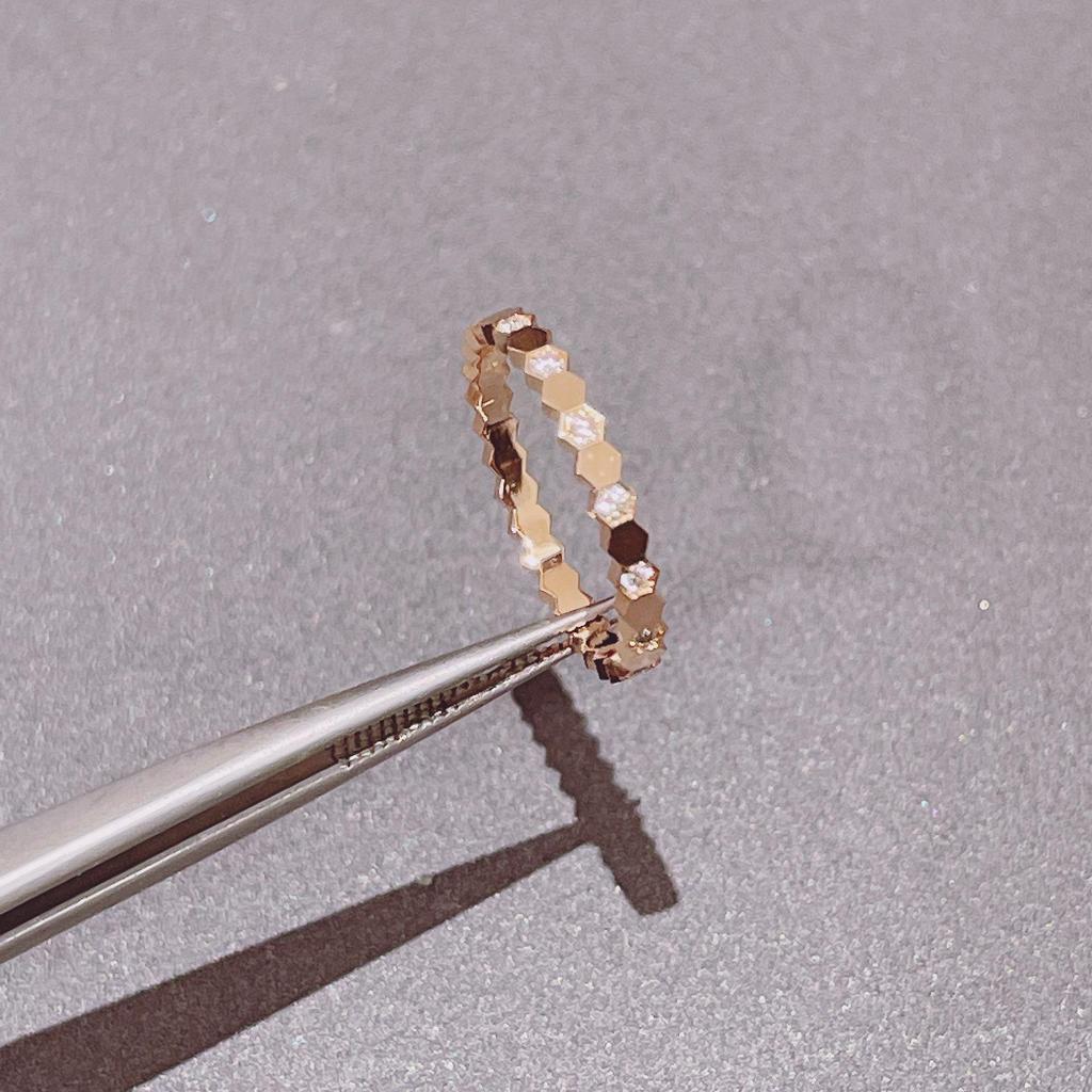 High-Quality Stackable Honeycomb Rhinestone Ring for Women - Fashionable V Gold Design