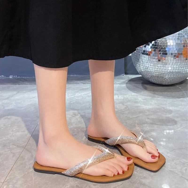 Женские тапочки на плоской подошве с застежкой на носок, женские роскошные шлепанцы с кристаллами, сандалии, лето 2024, модное платье, пляжные уличные шлепанцы, Zapatillas