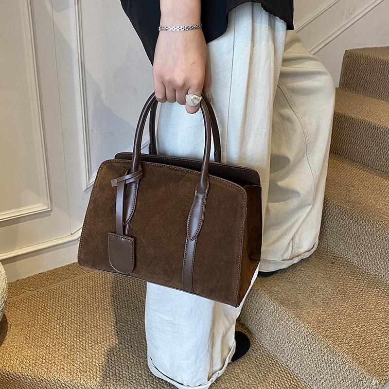 Замшевая сумка женская большой вместимости 2025 новая осень и зима нишевая на плечо сумка-мессенджер ретро портативная сумка-тоут