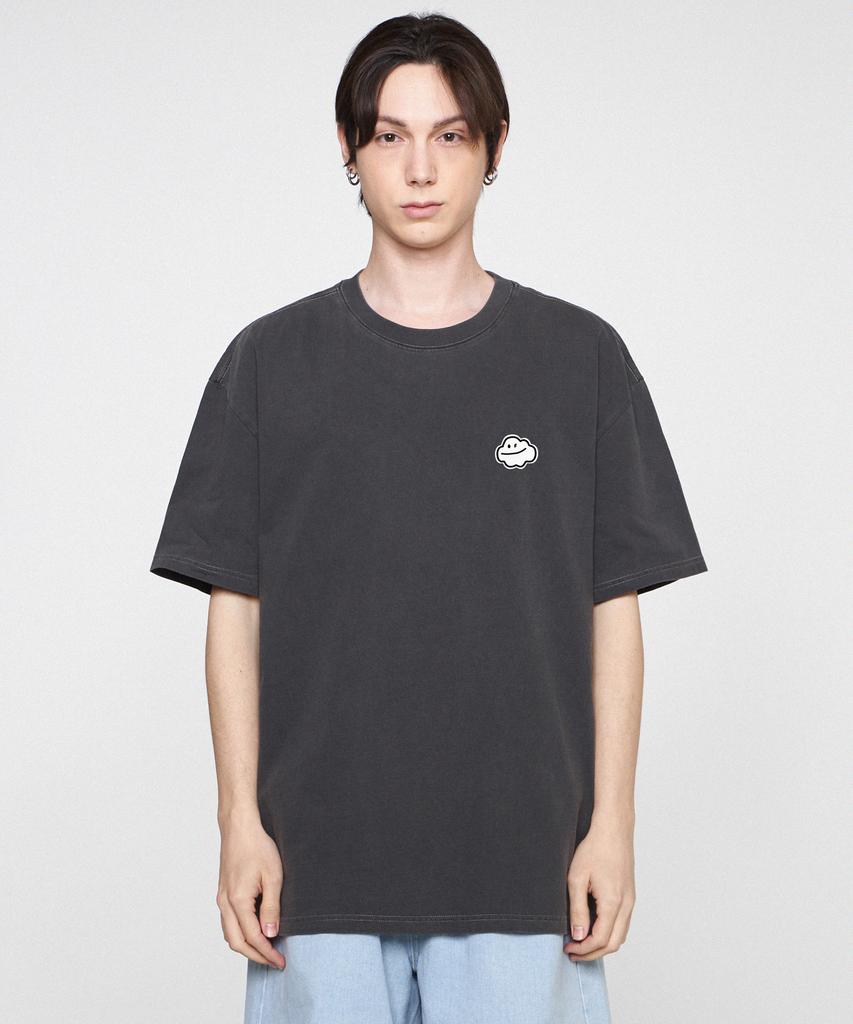 GRAVER [Unisex] Small Cloud Smile Pigment Short Sleeve T-Shirt_Black Charcoal
