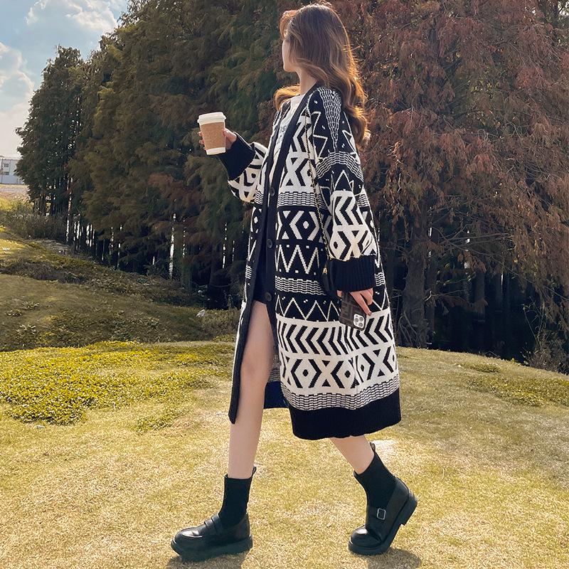Уютный вязаный кардиган: Женский свободный свитер средней длины выше колена на раннюю весну и осень 2024 г.
