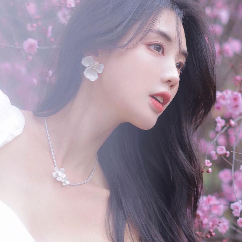 HEFANG Набор: Серебряное ожерелье с фрезией и серьги с цветочными драгоценными камнями - Женский японский/корейский стиль