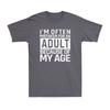 Меня часто принимают за взрослого из-за моего возраста. Забавная надпись. Мужские забавные футболки. Графические футболки. Летние хлопковые футболки-топы