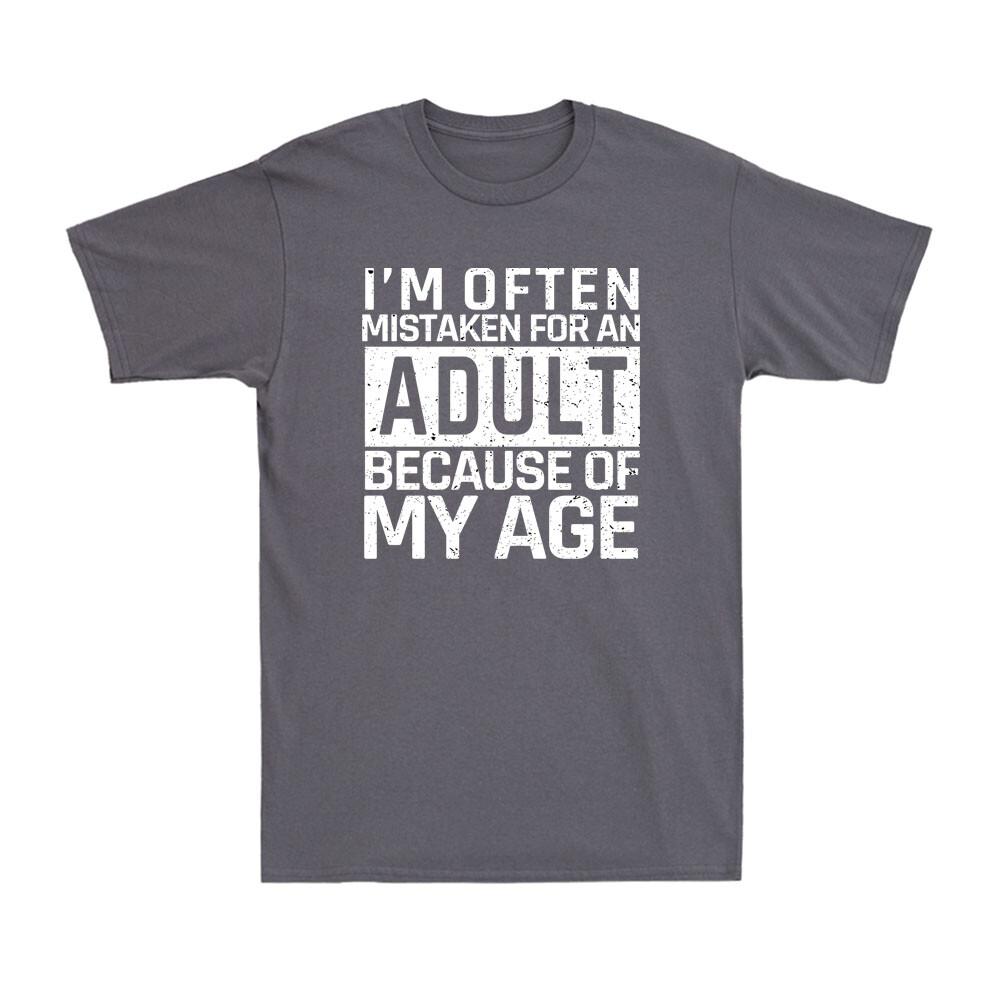 Меня часто принимают за взрослого из-за моего возраста. Забавная надпись. Мужские забавные футболки. Графические футболки. Летние хлопковые футболки-топы
