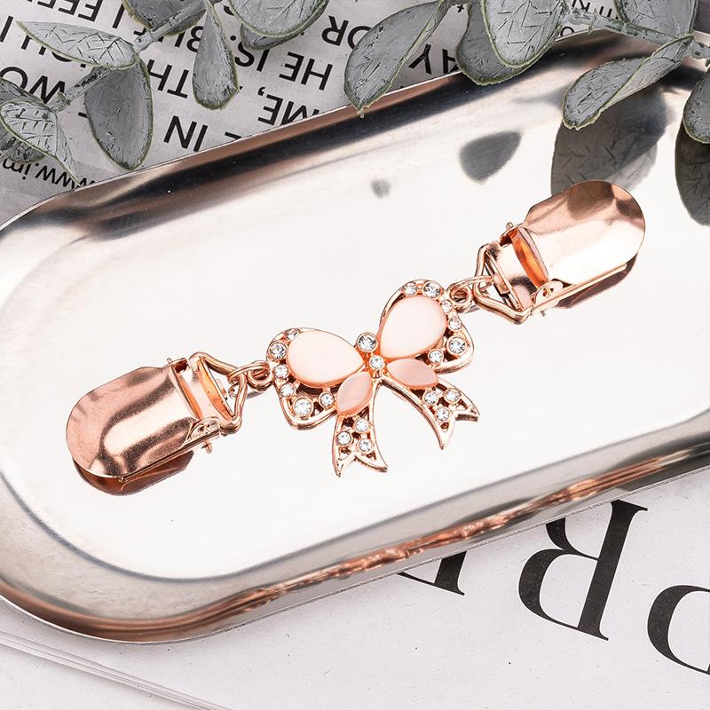 1 Piece of Duck Down Clip On Vintage Cardigan Clothing Accessories Women's Duck Down Clip On Rhinestone Needle Gift Shiny and Fashionable