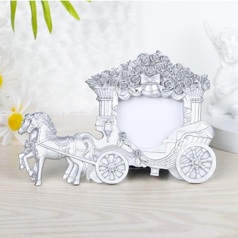 Фоторамка в виде кареты Изысканная и прочная Влагостойкая и устойчивая к ржавчине для демонстрации фотографий и украшения дома