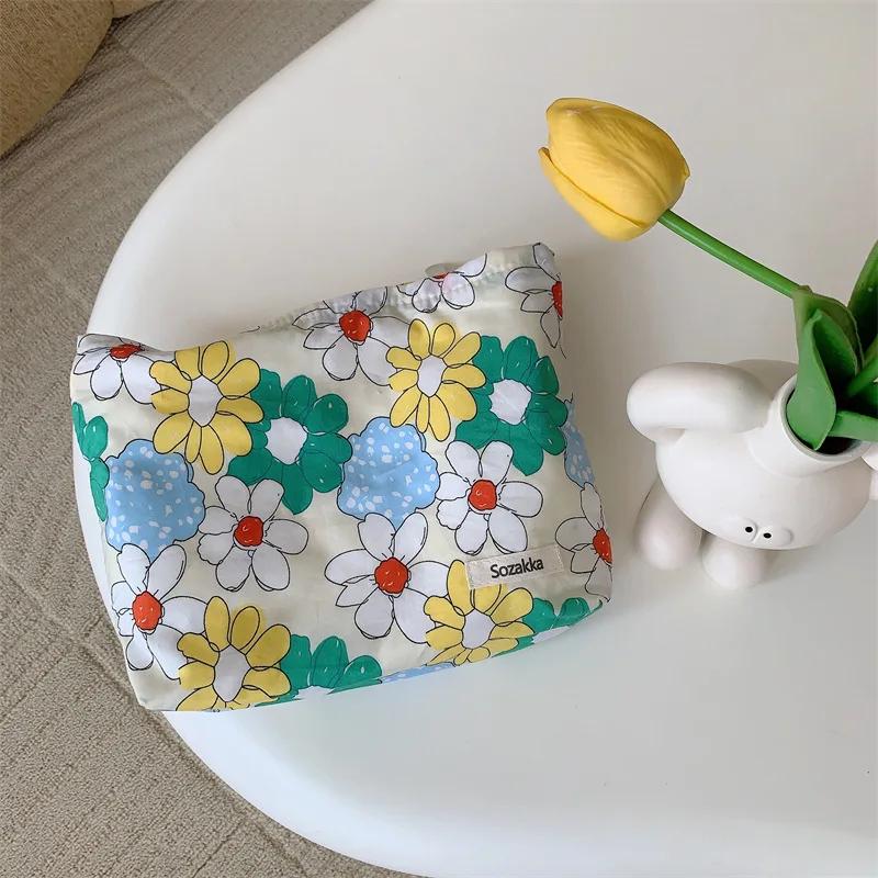 Vintage Flower Women's Cosmetic Bag Love Heart Ladies Portable Clutch Purse Handbags Female Daily Lipstick Makeup Storage Bags