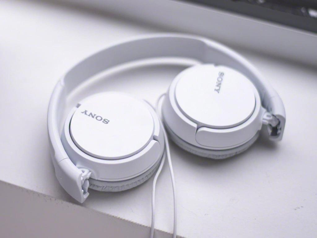 Sony Наушники закрытые складные белые MDR-ZX110-W [предмет]