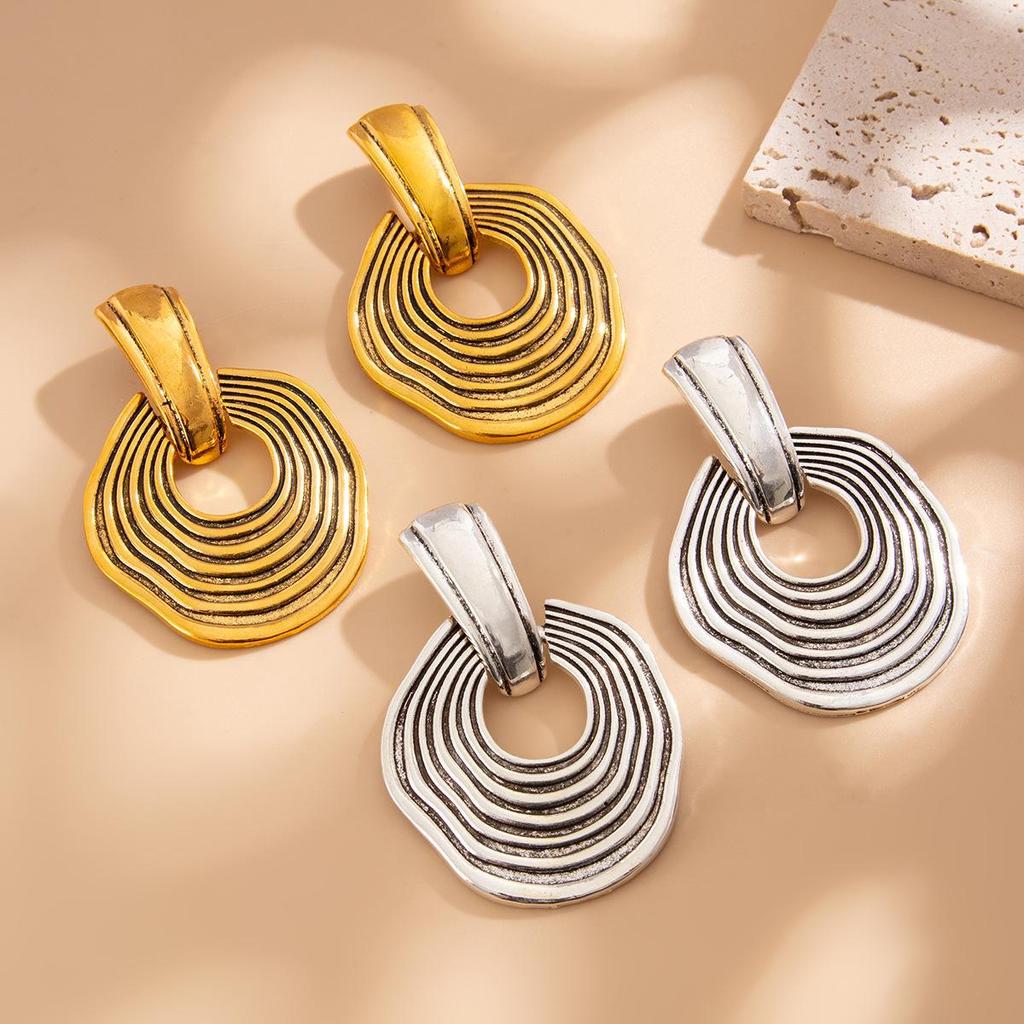 Европейские и американские геометрические серьги из сплава с эффектом состаривания: Неравномерная волнистая текстура для женщин