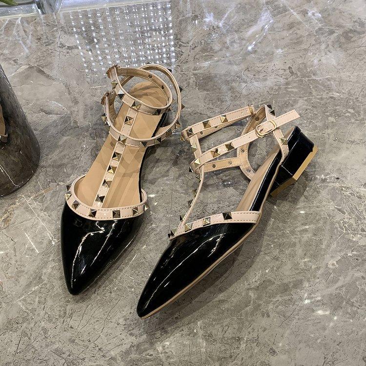 Сандалии Baotou Niche French 2025, новые летние женские туфли на плоской подошве с острым носком и мягкой подошвой, черные с заклепками