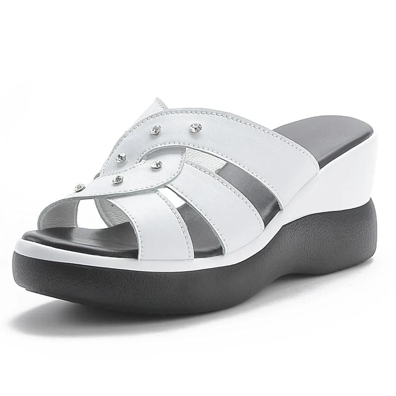 Модные женские тапочки на танкетке, босоножки на платформе, летние женские мюли, пляжные туфли с толстой подошвой, нескользящие, сплошные, Чау