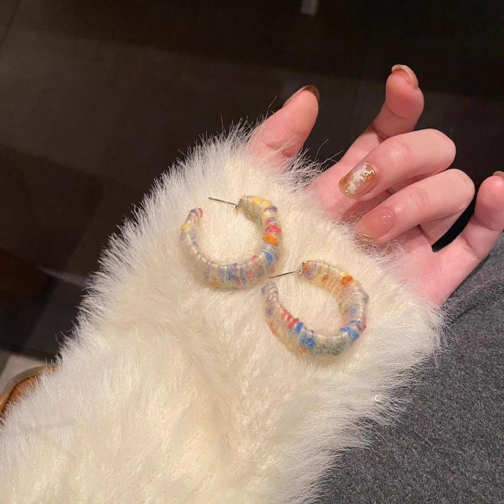 Винтажные красные серьги-кольца в гонконгском стиле: Элегантный женский аксессуар на осень/зиму