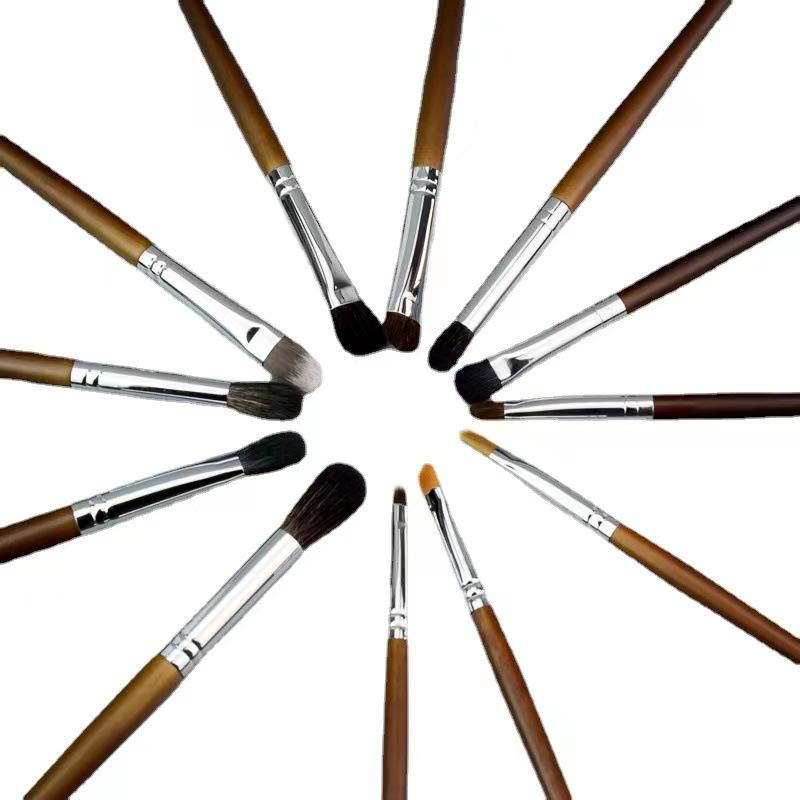 Скошенная кисть для макияжа из шерсти животных для теней, растушевки, консилера и нанесения на губы и брови.