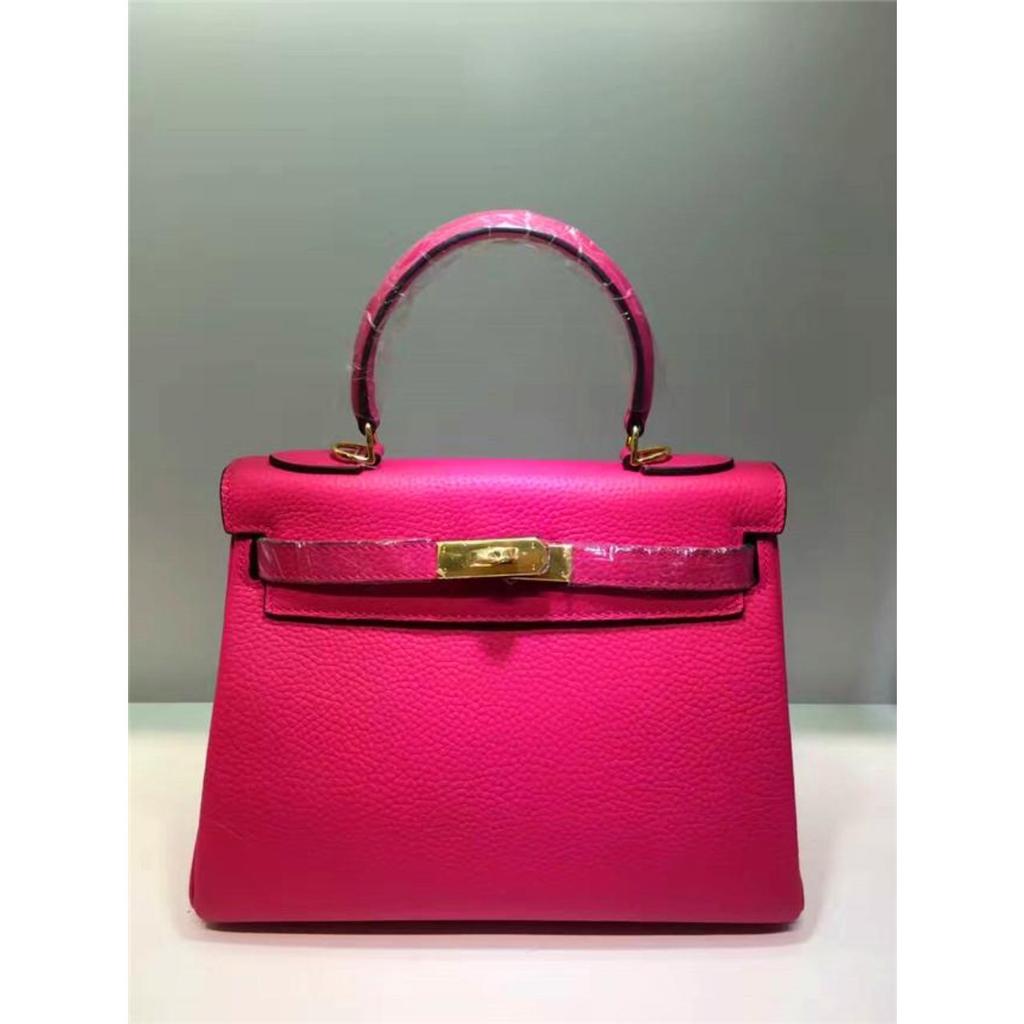 Келли обертывает верхний слой модной сумки-тоут из фактурной коровьей кожи, которую можно носить на плече или через плечо