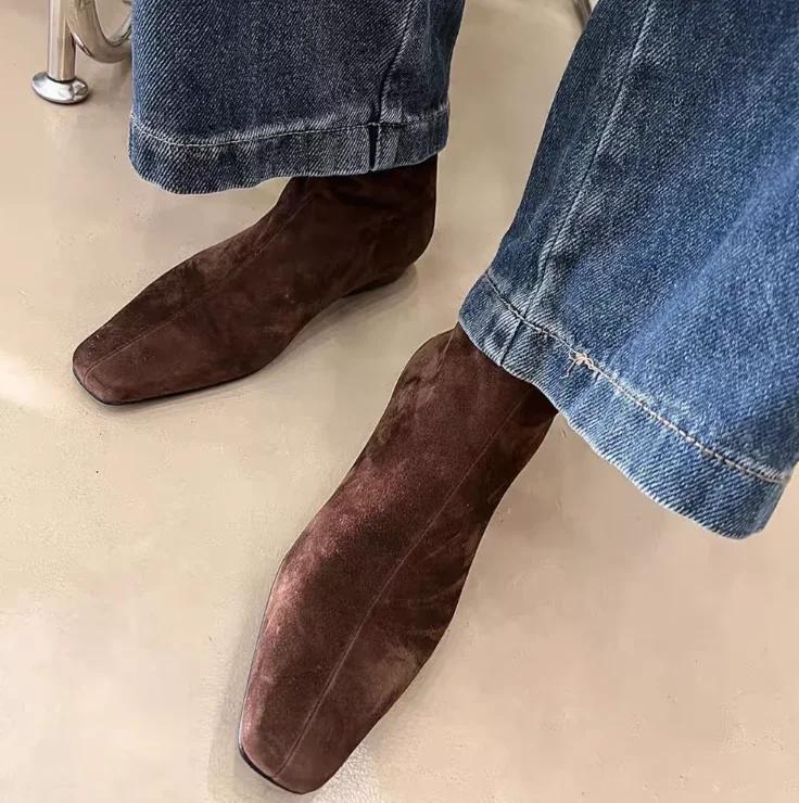 Ботильоны на плоской подошве из замши, теплые женские туфли, зимние брендовые повседневные туфли с квадратным носком, челси 2025 года, трендовые зимние ботинки на низком каблуке Mujer Zapatos