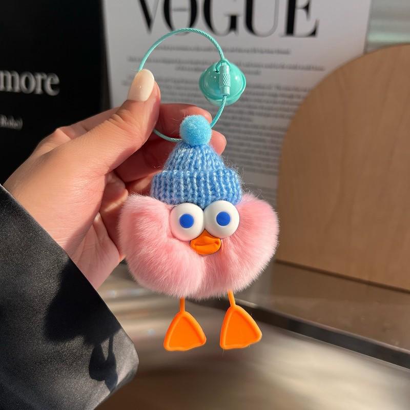 Мягкая подвеска в виде гусеницы — студенческий сувенир с имитацией меха кролика