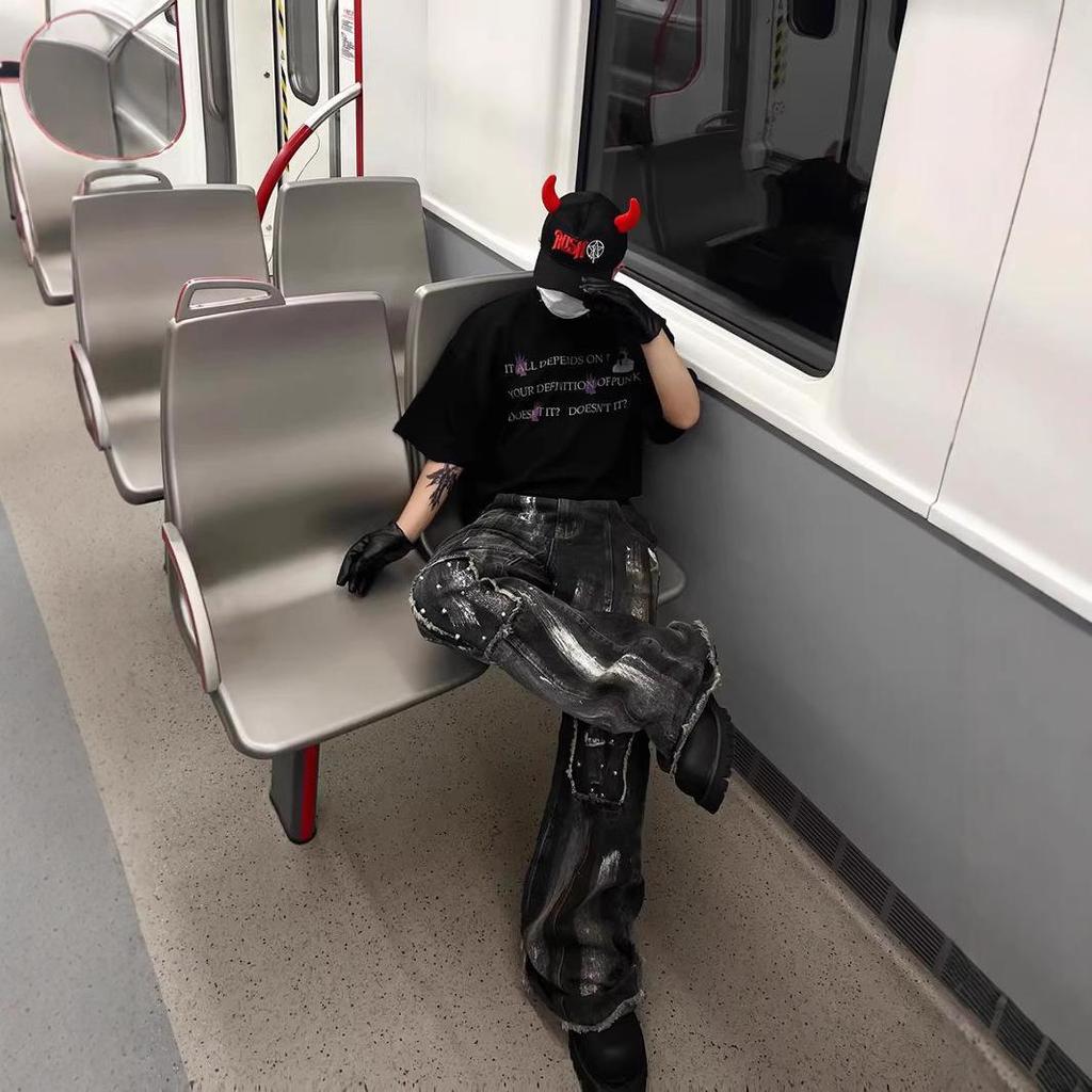 Clean-Fit Men's Distressed Loose Straight-Leg Jeans with Deconstructed Metal Rivets and Micro Flare Design