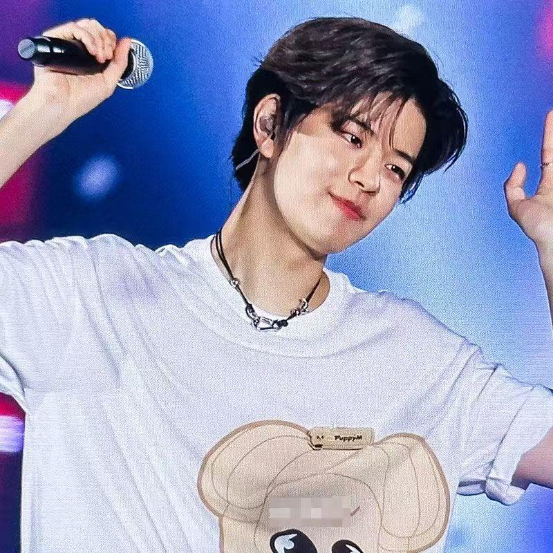 Футболка Stray Kids SKZOO FashionE KARMA с черно-белыми принтами мультяшных персонажей